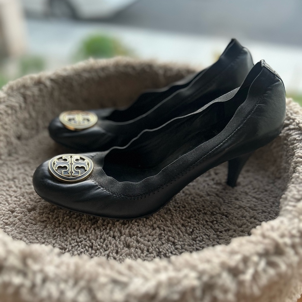 Tory Burch Black Leather and Elastic Caroline Pumps